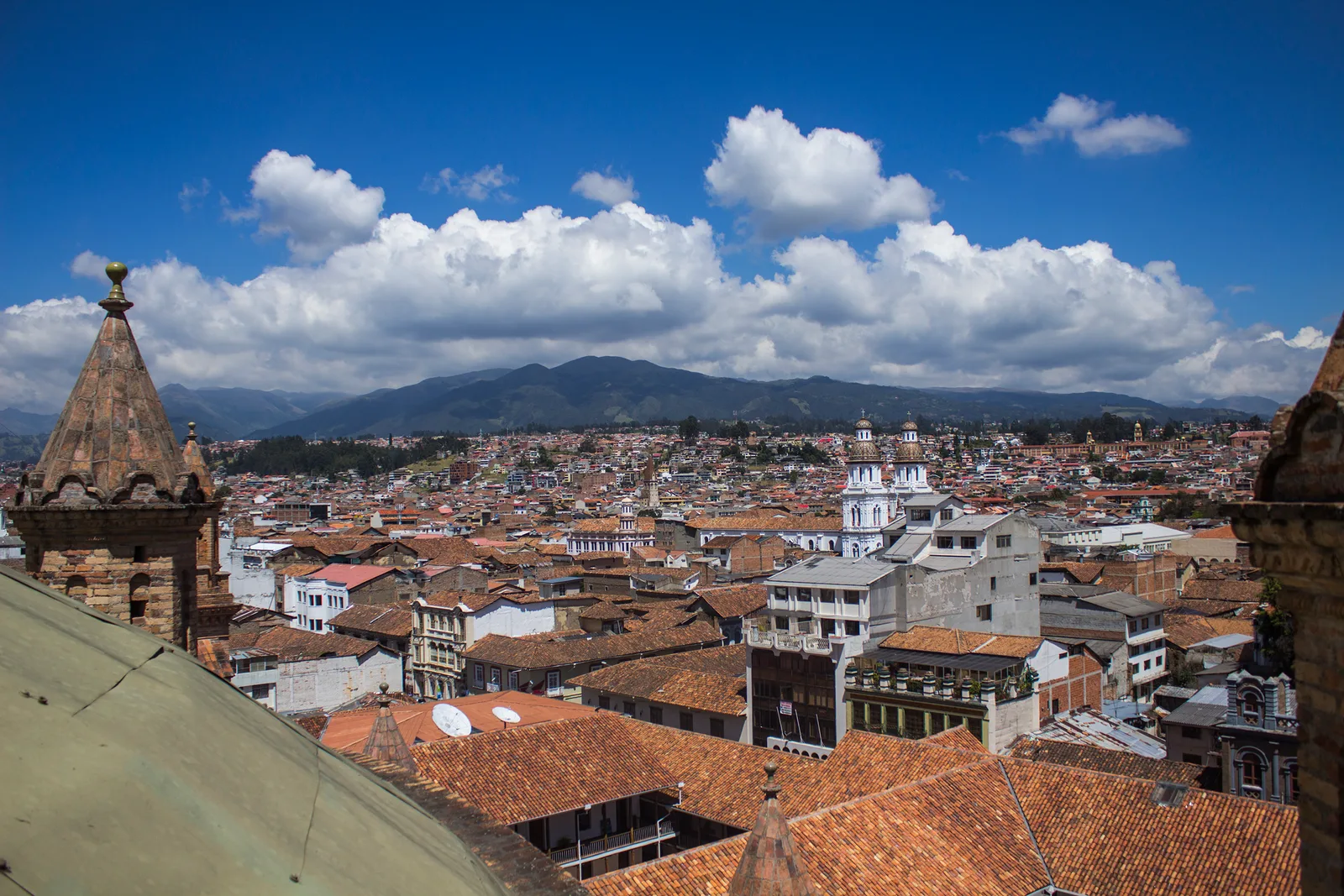 El centro histórico de Cuenca bajo un cielo azul, visto desde la Catedral Nueva